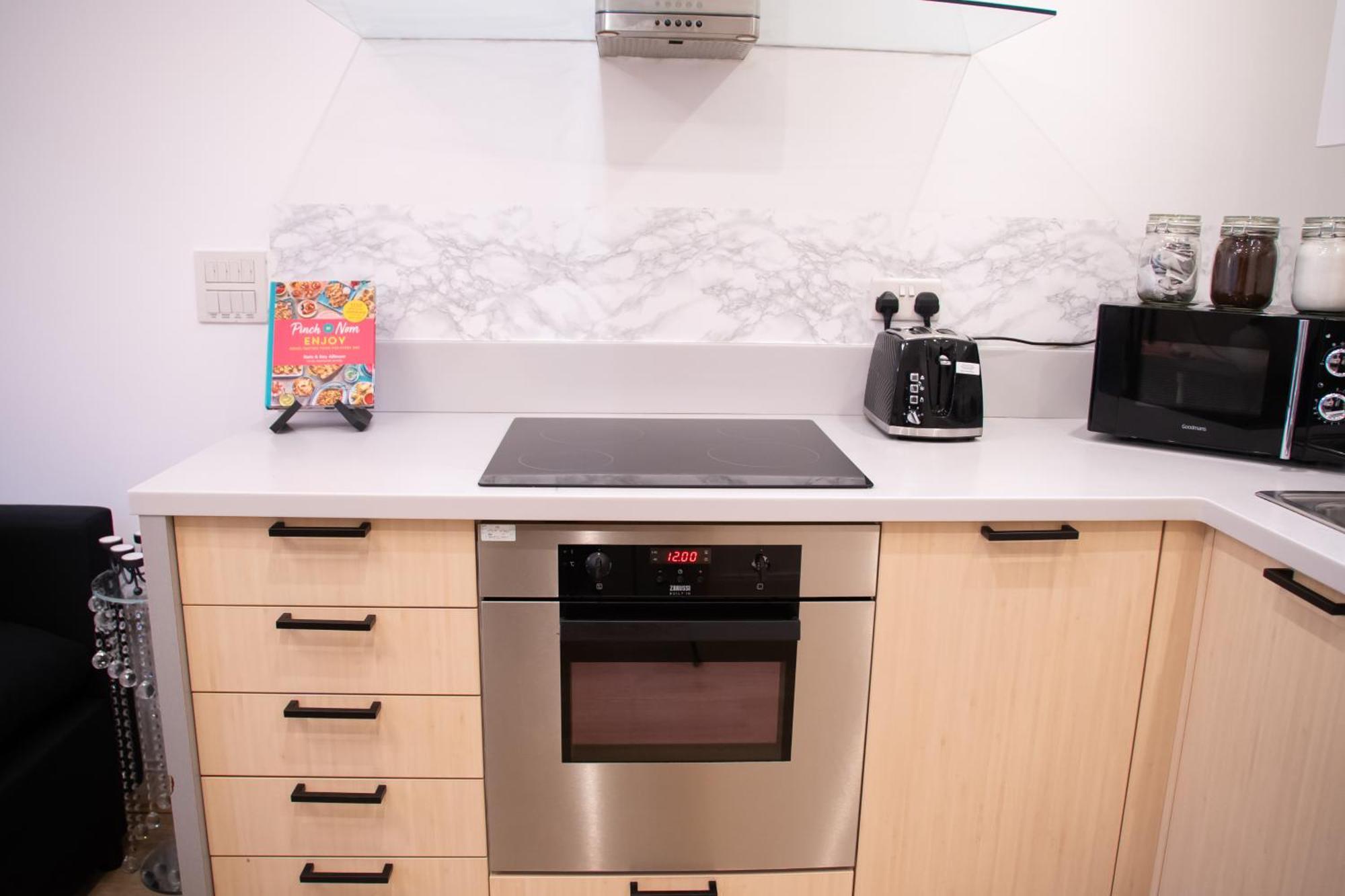 Chinatown Retreat With Free Park & Netflix Apartment *