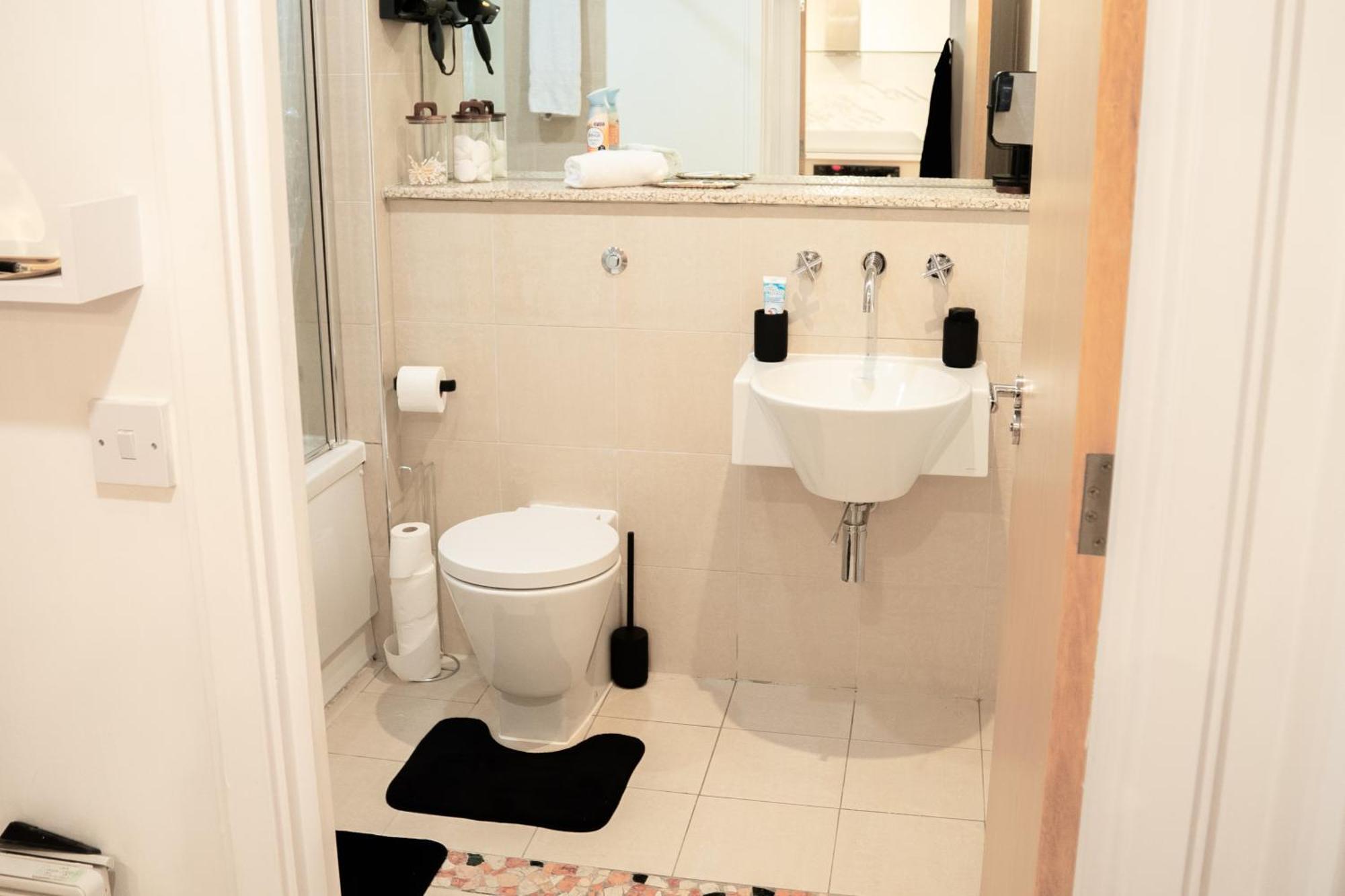 Chinatown Retreat With Free Park & Netflix *