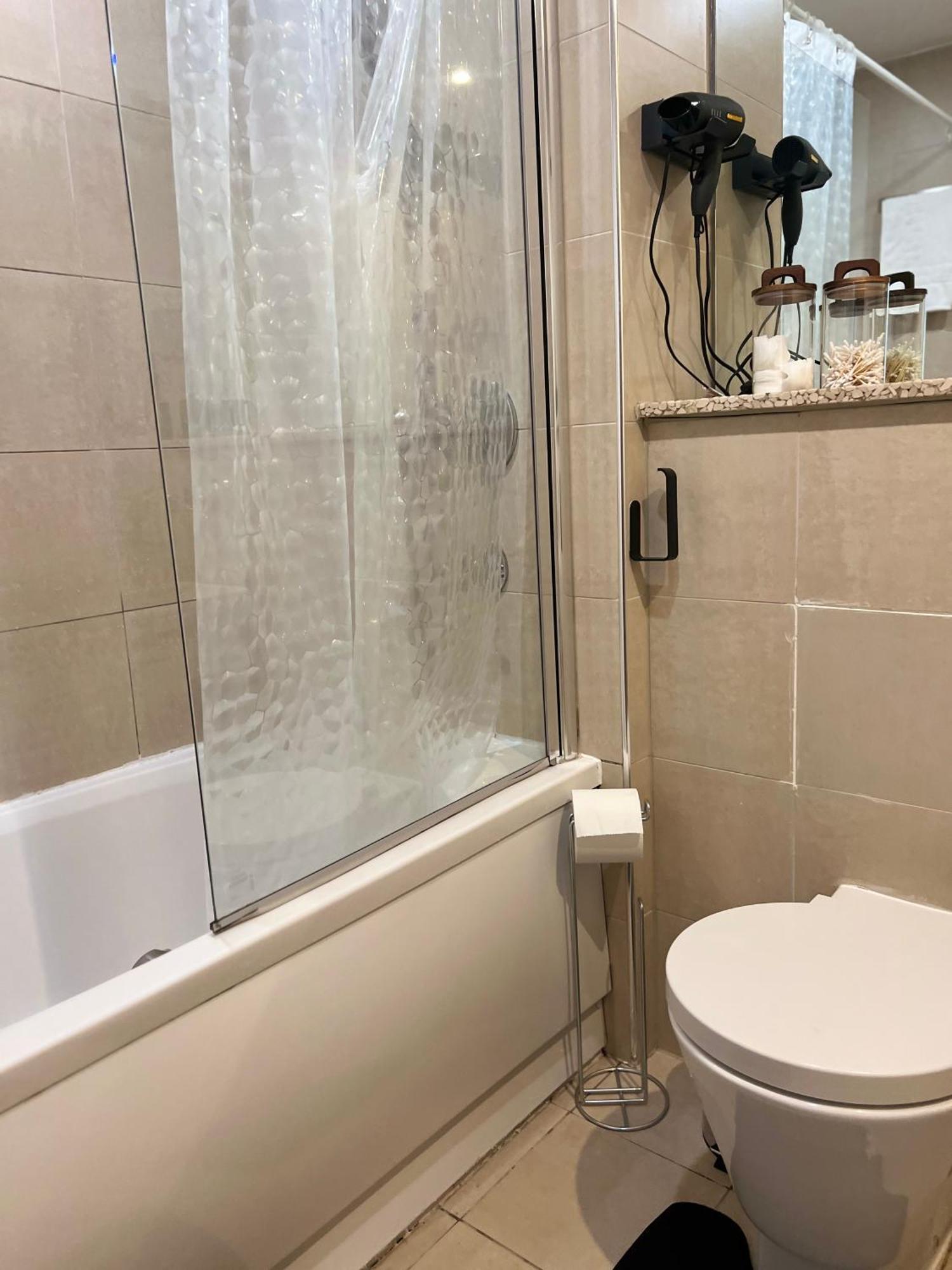 Chinatown Retreat With Free Park & Netflix Birmingham