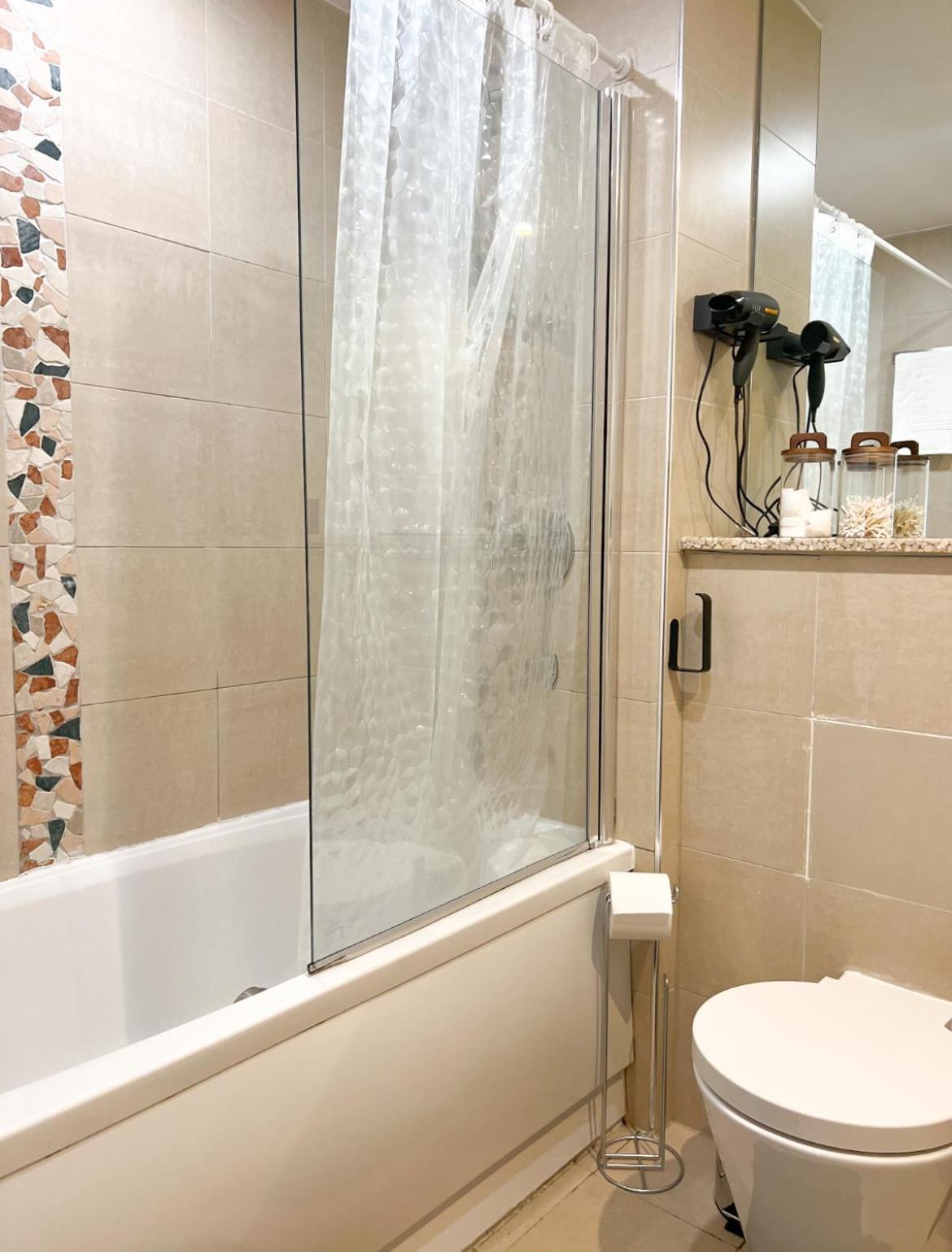Chinatown Retreat With Free Park & Netflix