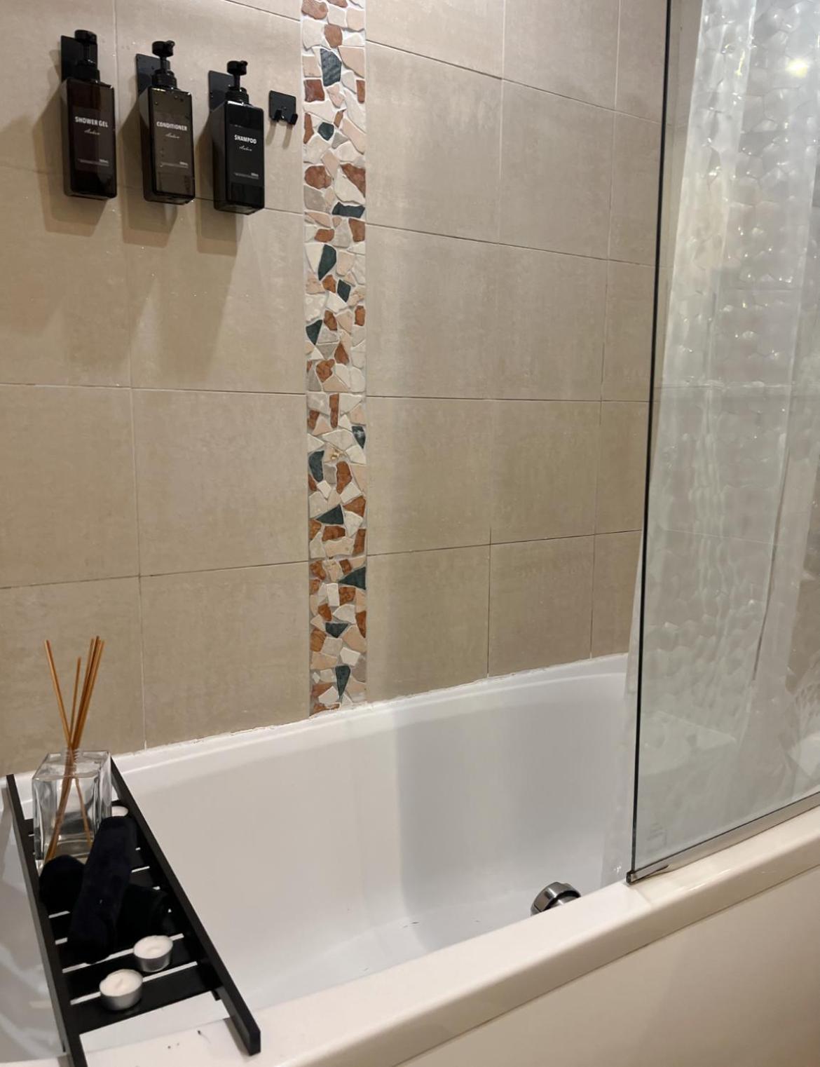 Chinatown Retreat With Free Park & Netflix Apartment *